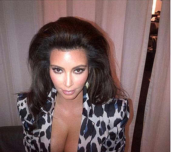 Kim kardashian che espone il corpo sexy e tette enormi
 #75262298