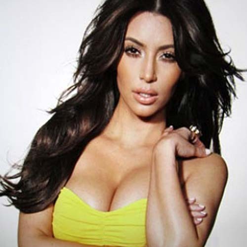 Kim kardashian che espone il corpo sexy e tette enormi
 #75262299