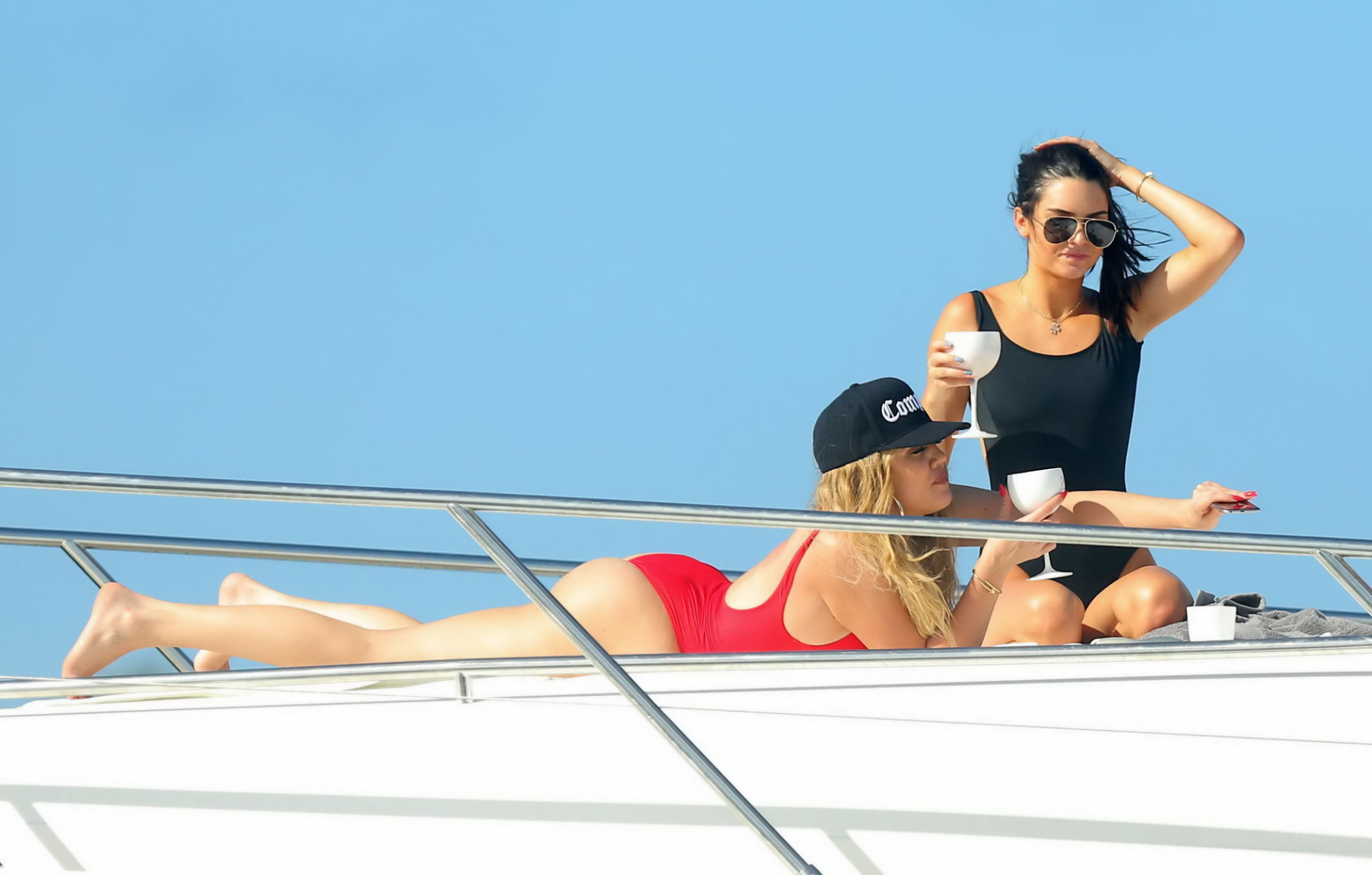 Khloe kardashian y kendall jenner presumen de culo en bikini
 #75154299