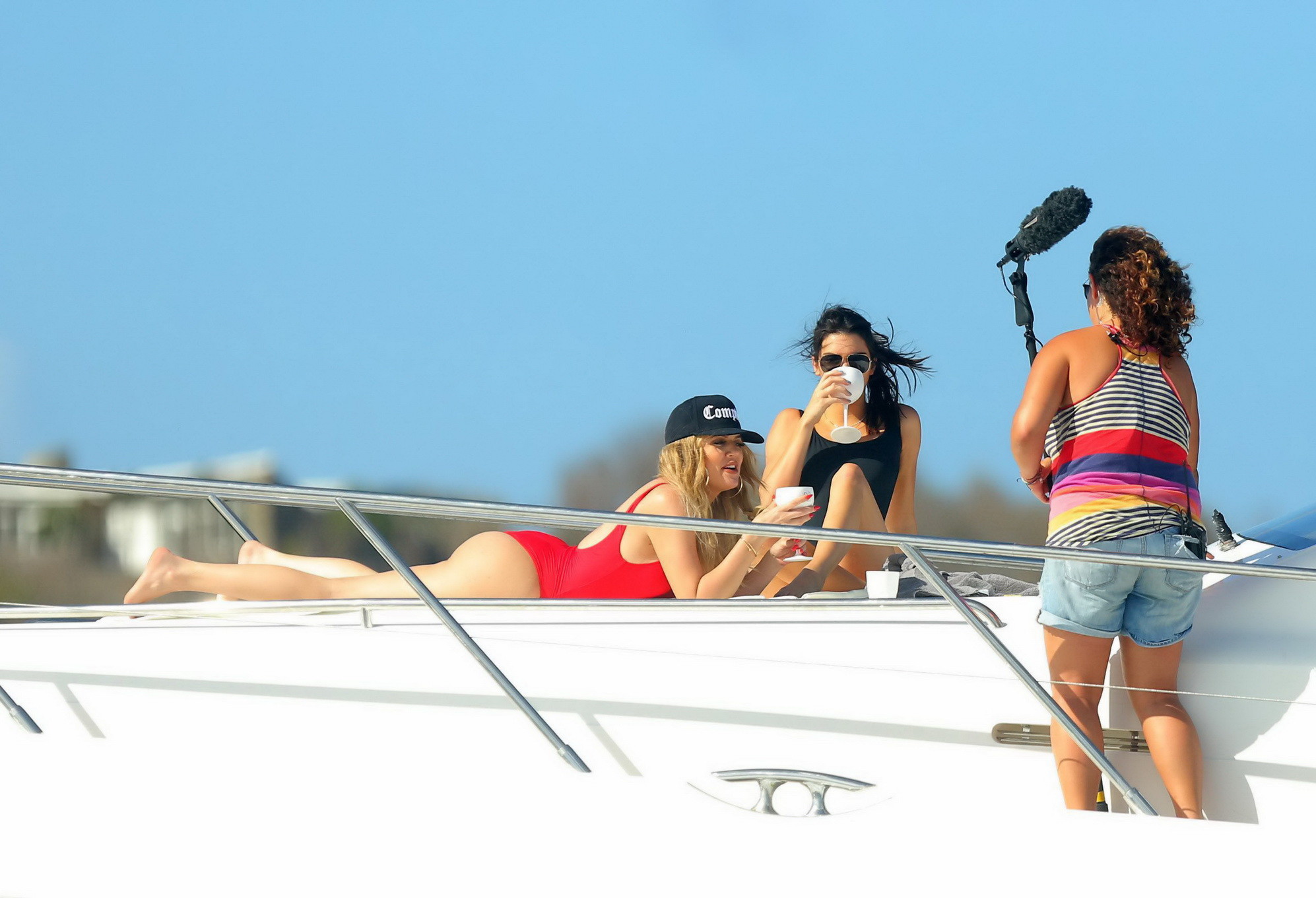 Khloe Kardashian e Kendall Jenner mostrano i culi in bikini
 #75154306