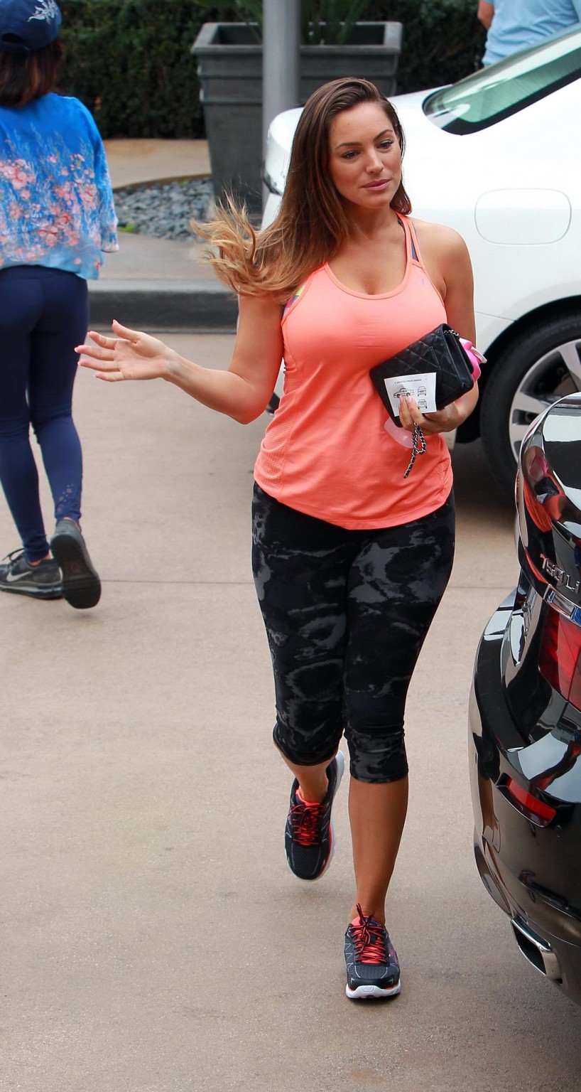 Kelly brook muestra su cuerpo curvilíneo con un ajustado conjunto deportivo a la salida de un gimnasio
 #75171466