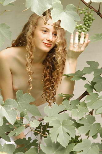 Rotschopf entblößt weiche Nacktheit
 #78640578