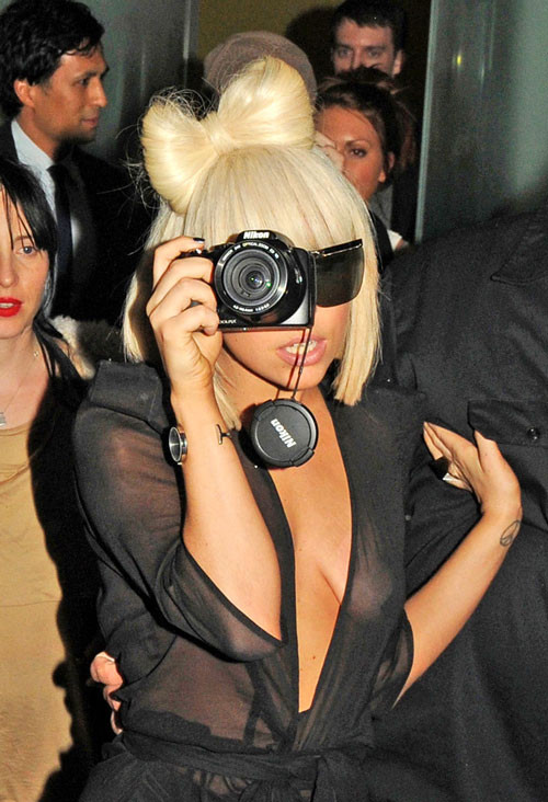 Lady Gaga zeigt ihre schönen Titten im durchsichtigen Kleid und Upskirt auf Paparazzi-Bildern
 #75397904