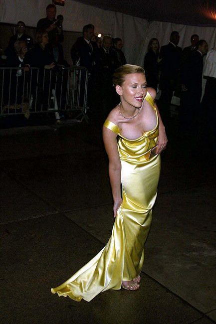 Celeb Scarlett Johansson gorgeous cleavage in sexy dress #75414301