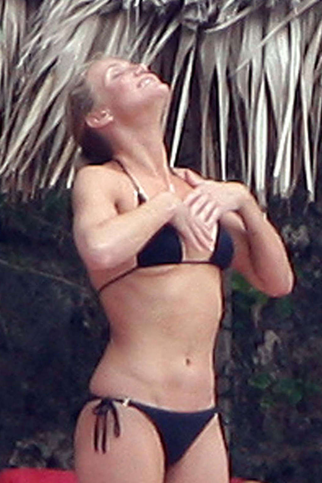 Cameron diaz sehr langbeinig am Set und sexy aussehend im Bikini
 #75344206