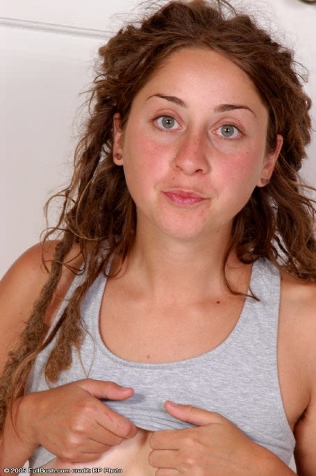 Una chica hippie desnuda la suave maraña de sudor entre sus piernas
 #77324361