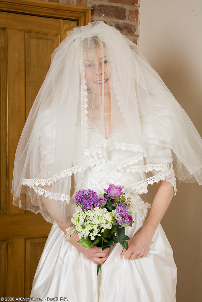 Olderhotty zeigt sich in einem Hochzeitskleid
 #77514560