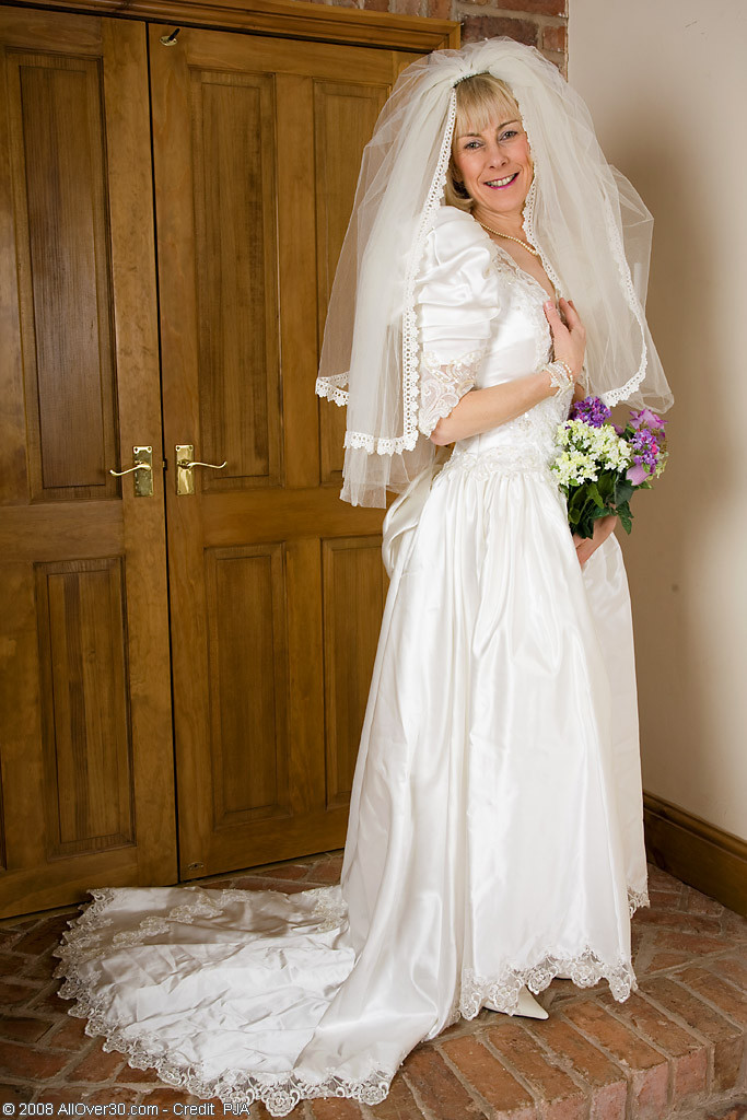 Olderhotty zeigt sich in einem Hochzeitskleid
 #77514566