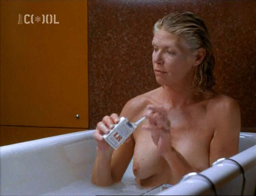 Kelly mcgillis exponiendo sus enormes tetas y en escena de movimiento lésbico
 #75341721