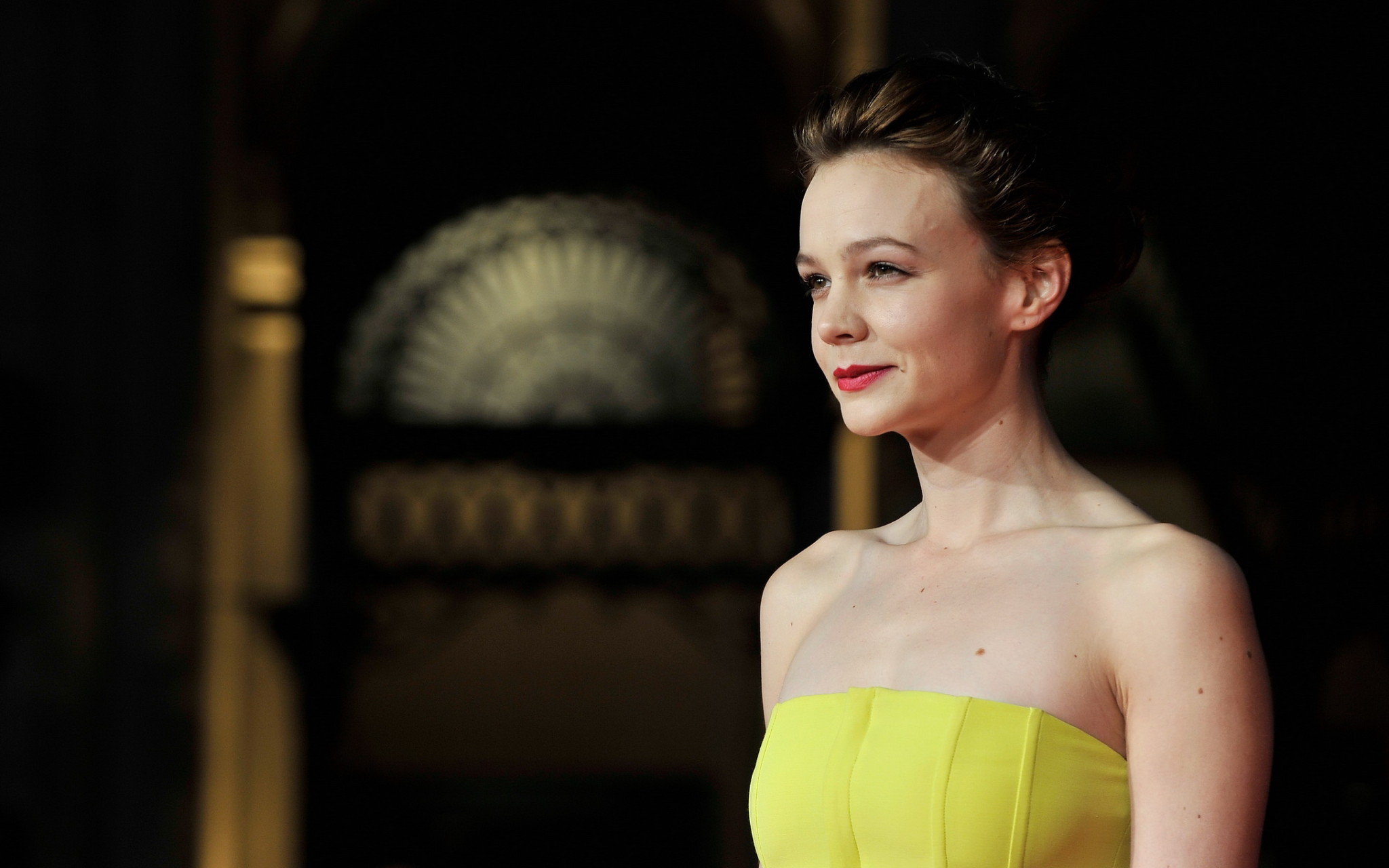 Carey mulligan tetona con un vestido amarillo caliente sin tirantes en el festival de cine bfi
 #75215703