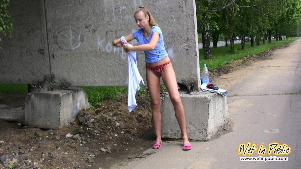 Amateur-Tussi macht ihre Hose nass und wechselt ihr Höschen unter einer Brücke
 #73240342