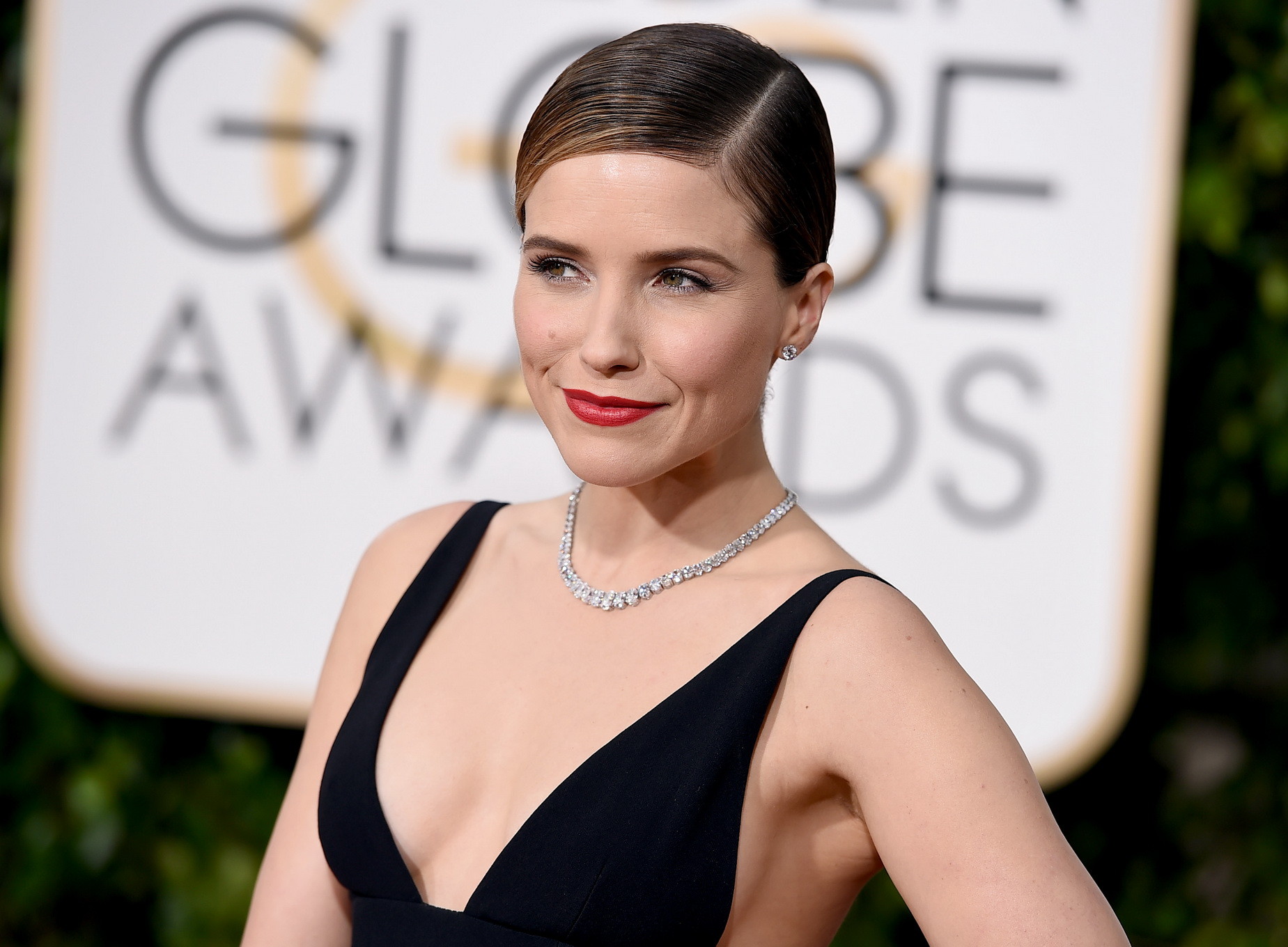 Sophia bush braless mostrando enorme escote
 #75147147