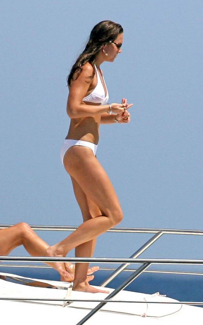 Kate middleton exponiendo su cuerpo sexy y su culo caliente en bikini blanco
 #75304901