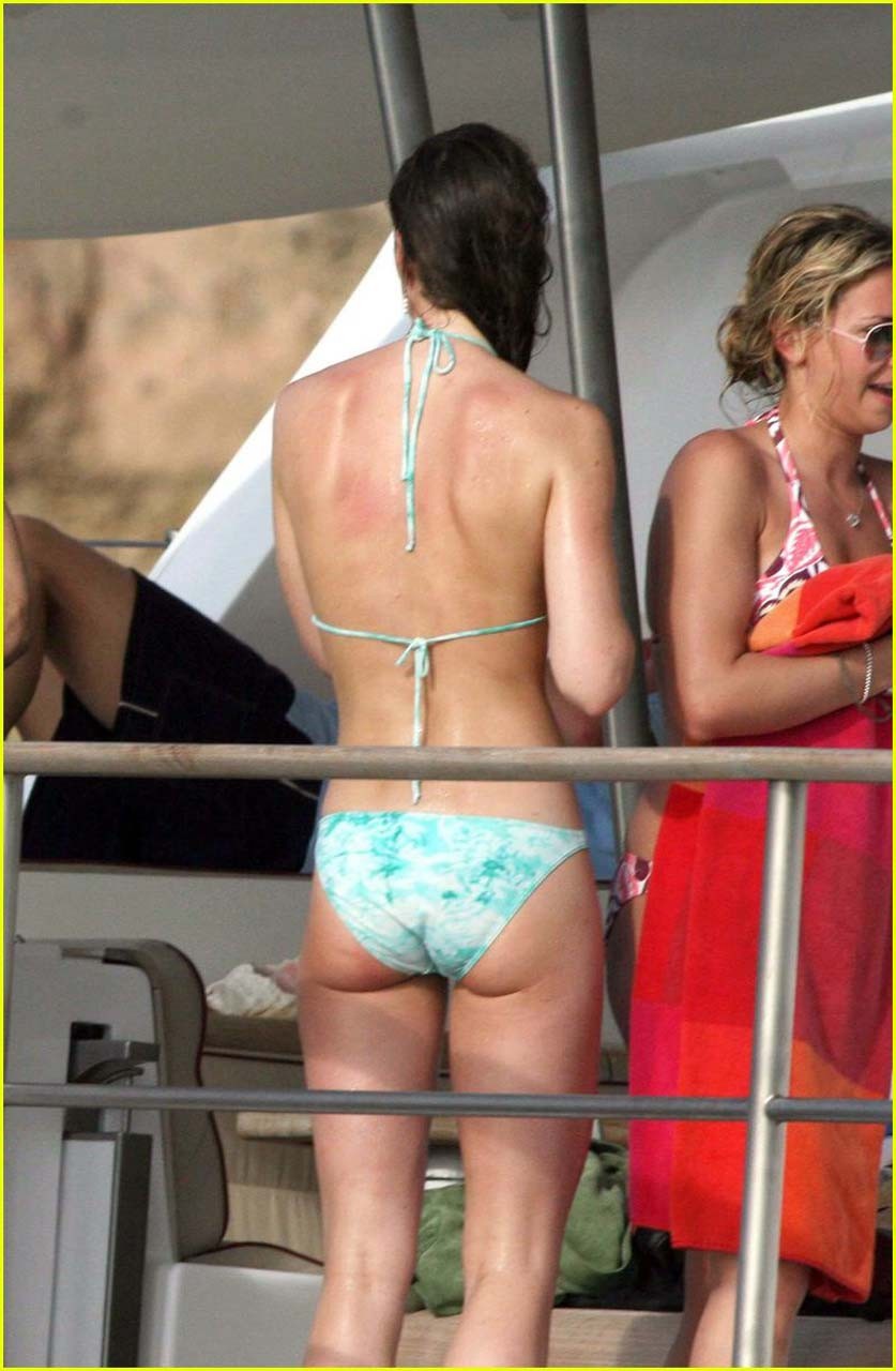 Kate middleton exponiendo su cuerpo sexy y su culo caliente en bikini blanco
 #75304953