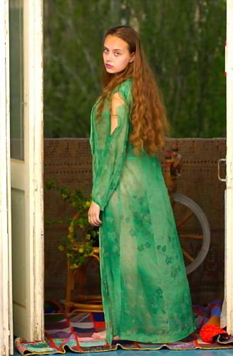 Rubia con bata verde extendida
 #74097133