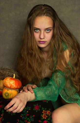Rubia con bata verde extendida
 #74097160