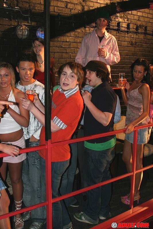 Exhibitionisten-Babes werden auf einer wilden Party-Orgie gegen die Wände gefickt
 #74113818