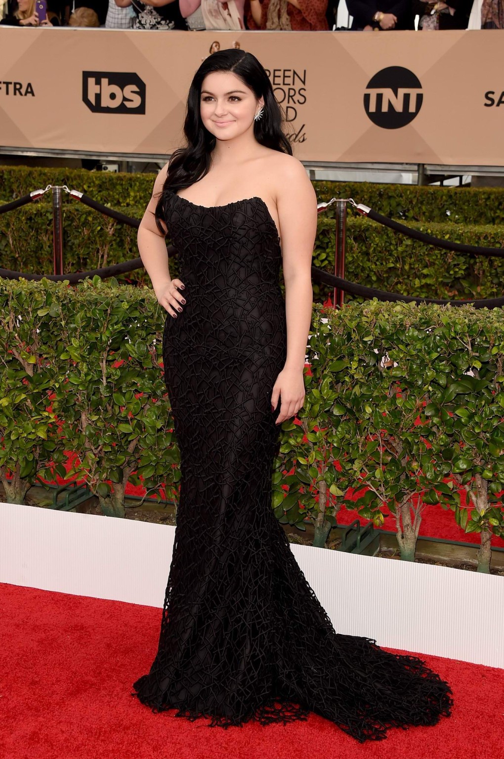 Ariel Winter zeigt Busen und Hintern im engen trägerlosen Kleid
 #75146754