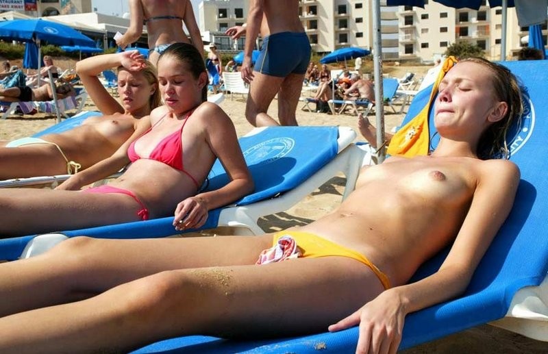 Ein öffentlicher Strand heizt sich mit zwei heißen Teenie-Nudisten auf
 #72249122