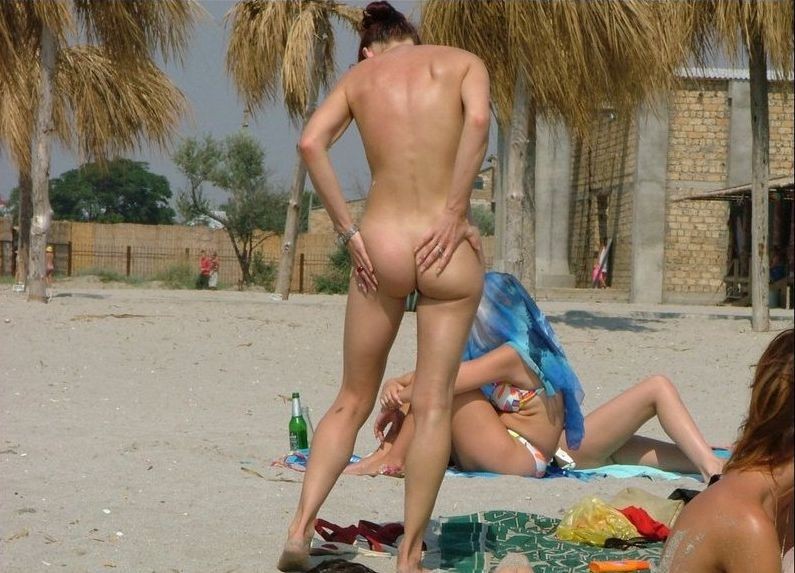 Una spiaggia pubblica si riscalda con due giovani nudisti sexy
 #72249161