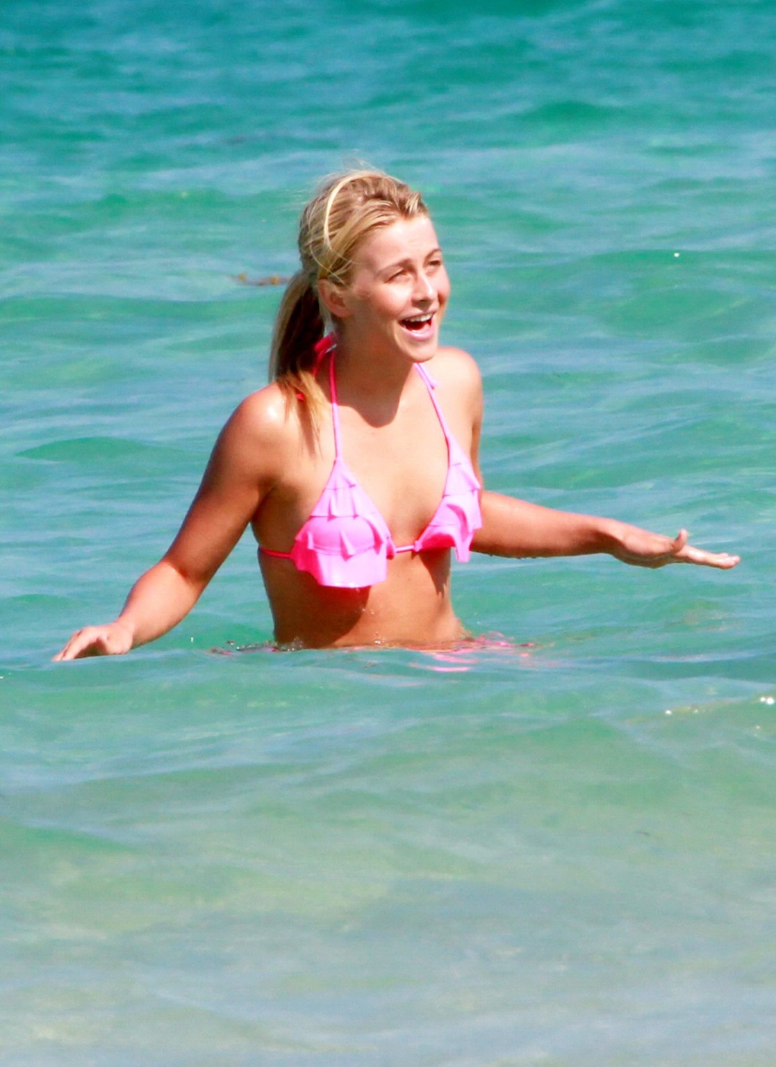 Julianne Hough trägt einen sexy rosa Bikini am Strand von Miami
 #75305065