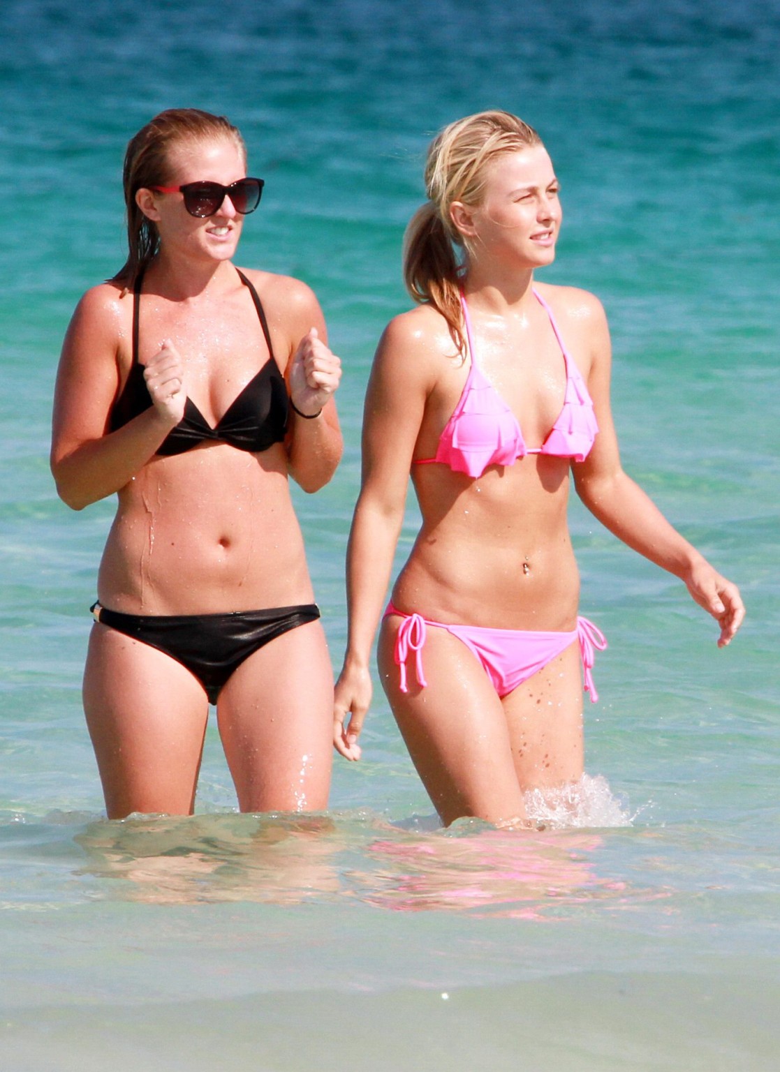 Julianne Hough trägt einen sexy rosa Bikini am Strand von Miami
 #75305069