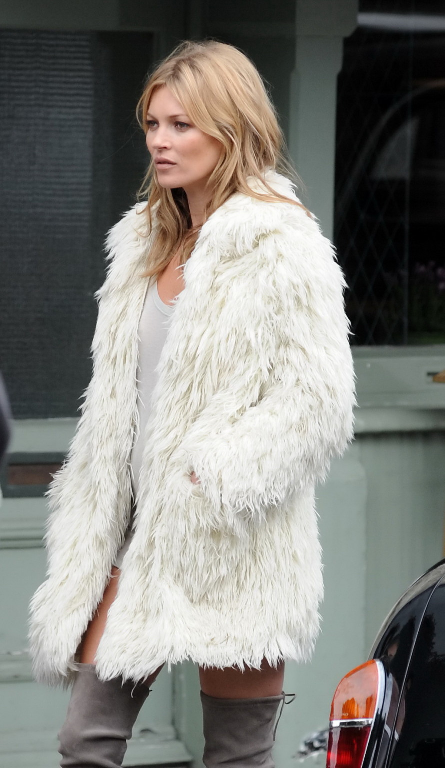 Kate moss sin pantalón y sin sujetador con un top transparente y botas en londres
 #75227873