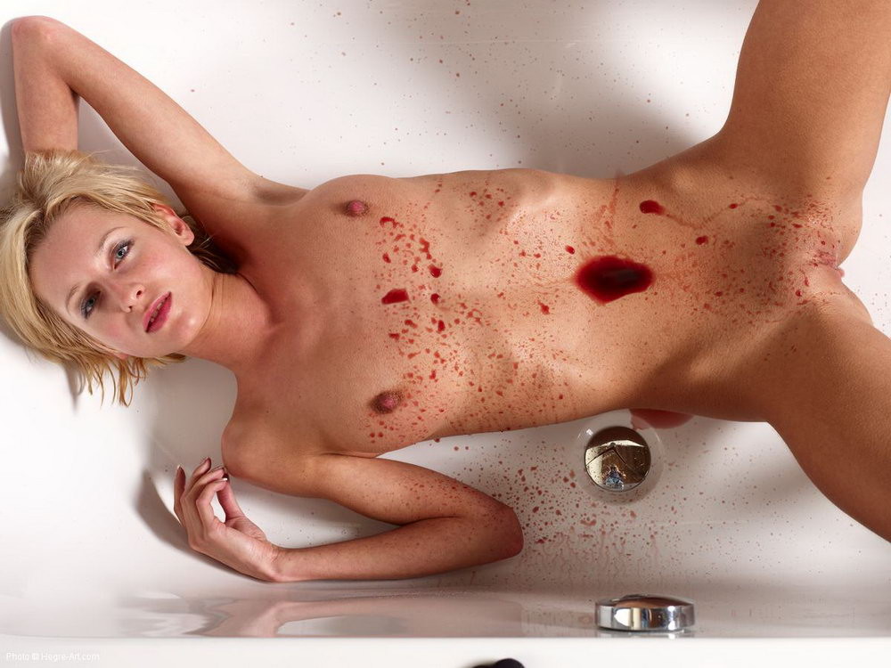 Nacktes Mädchen in der Badewanne. ist es übermäßige Menstruation? oder Rotwein?
 #73276897