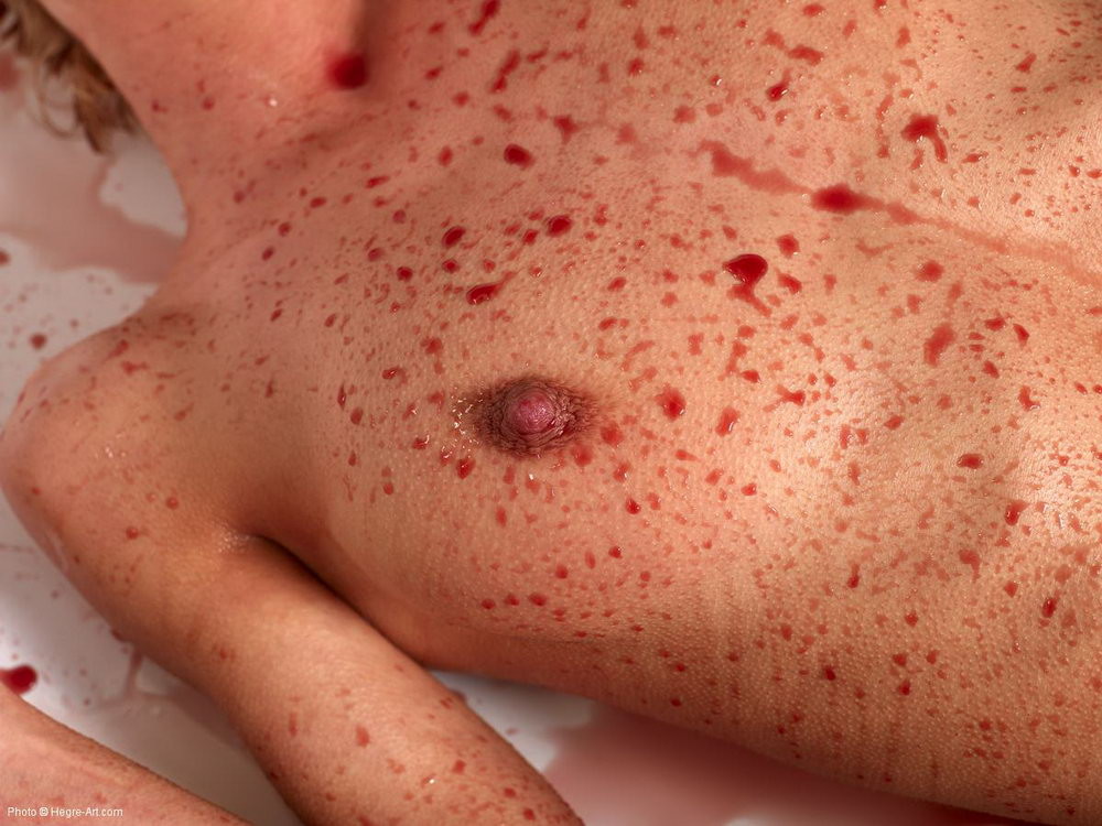 Nacktes Mädchen in der Badewanne. ist es übermäßige Menstruation? oder Rotwein?
 #73276911