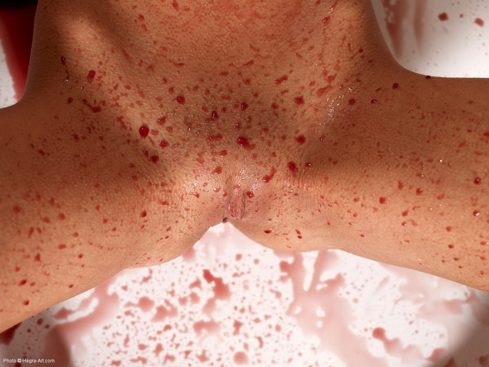 Nacktes Mädchen in der Badewanne. ist es übermäßige Menstruation? oder Rotwein?
 #73276919