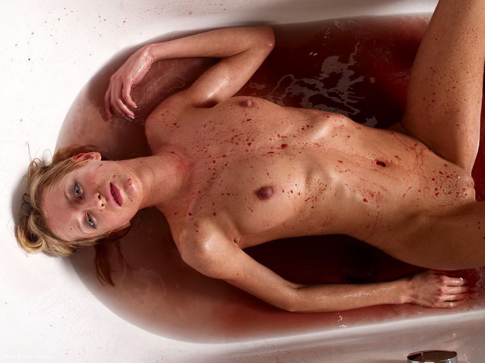 Nacktes Mädchen in der Badewanne. ist es übermäßige Menstruation? oder Rotwein?
 #73276961