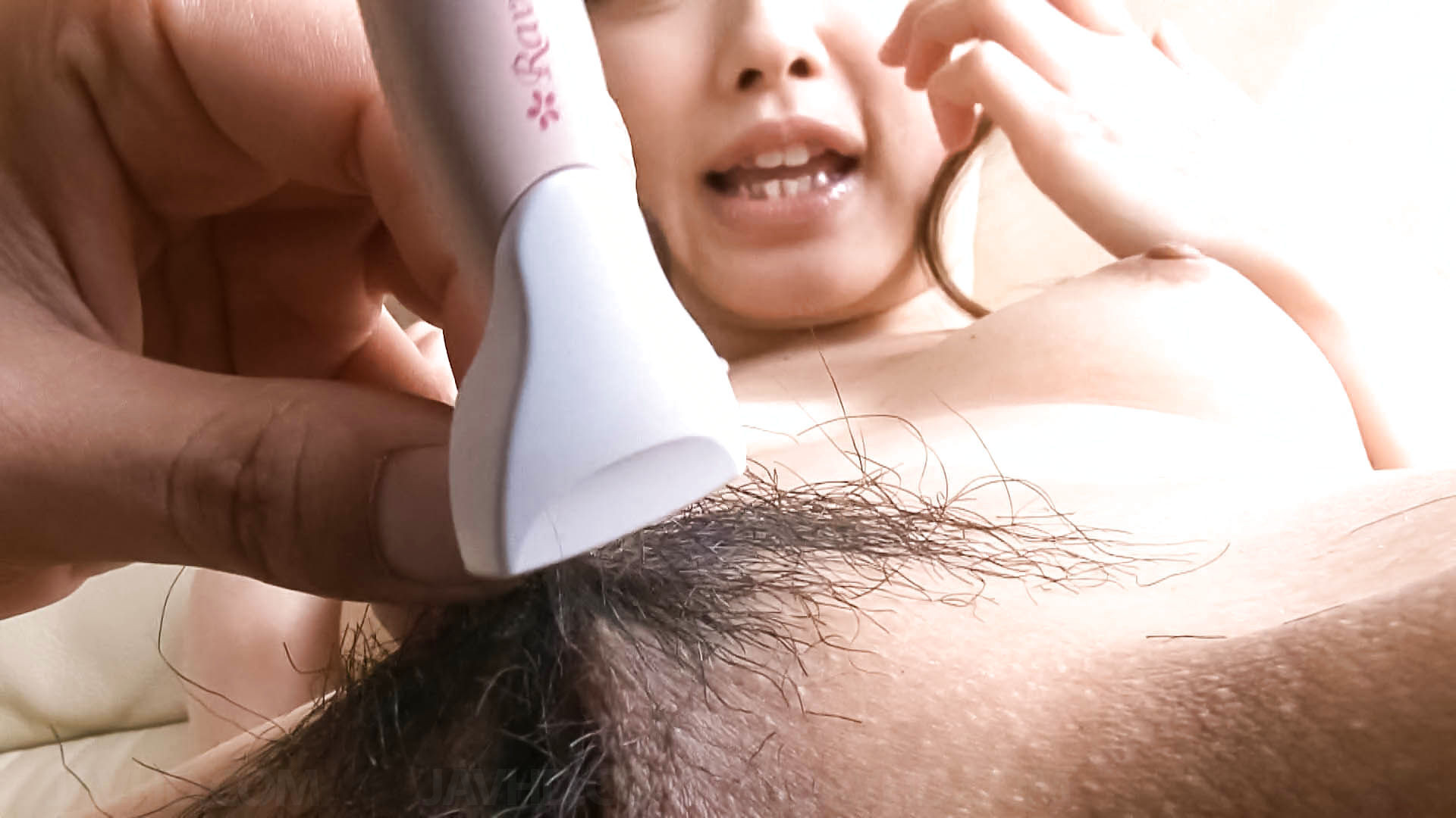 広西愛子、毛深いマンコを剃る 
 #73533277