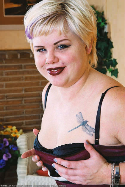 Plumpes, tätowiertes, älteres Goth-Girl zieht an ihrem Pussy-Ring
 #76652121
