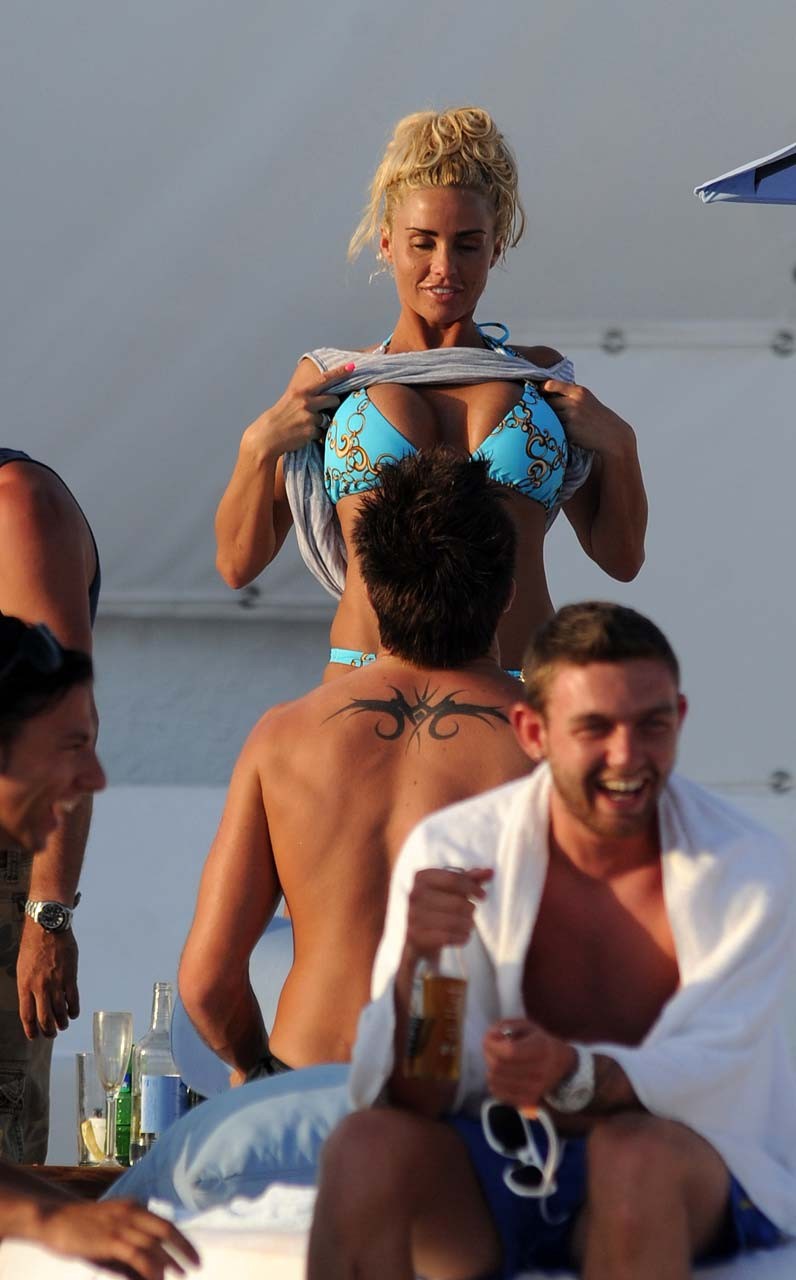 Katie prezzo jordan guardando sexy in bikini con il fidanzato in piscina paparazzi pictu
 #75302631