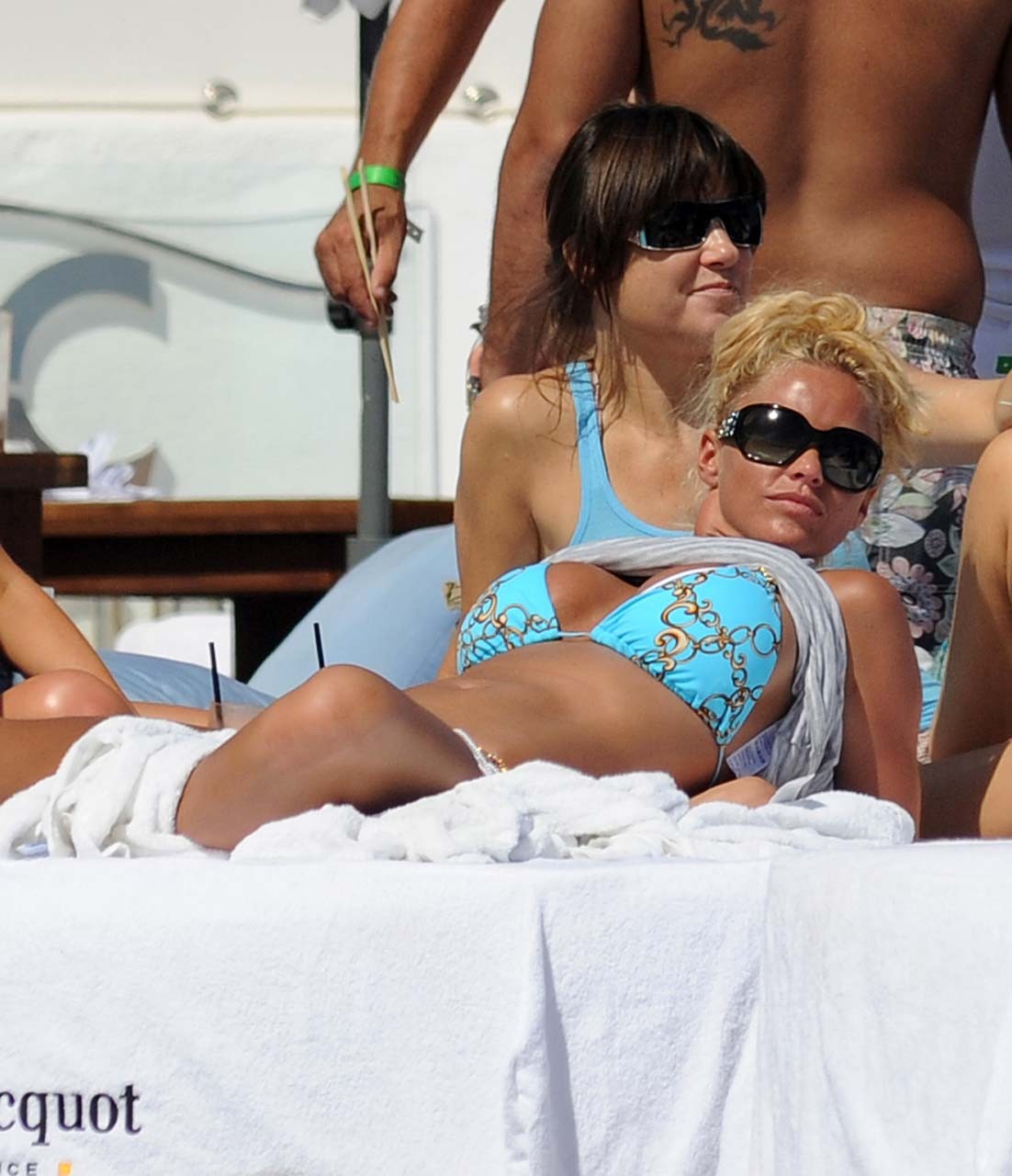 Katie prezzo jordan guardando sexy in bikini con il fidanzato in piscina paparazzi pictu
 #75302719