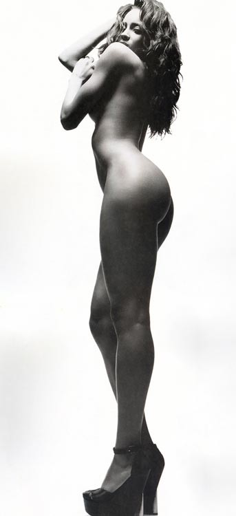 Ciara posa nuda e si esibisce in lingerie sexy
 #75370173