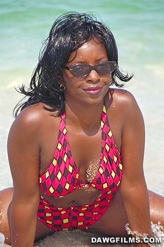 裸のビーチでホットな黒人女性がマンコを濡らす
 #72323383