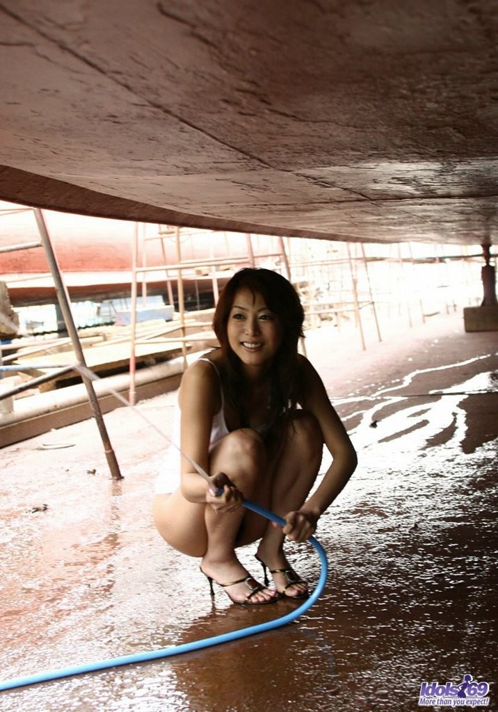 ホットなバストの日本のアイドルが毛深いアジアのマンコを屋外で見せる
 #69945642