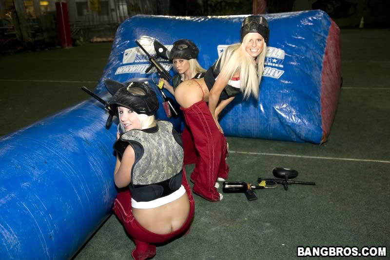 Drei blonde Teens genießen das Ficken nach dem Paintball-Spielen
 #76844893