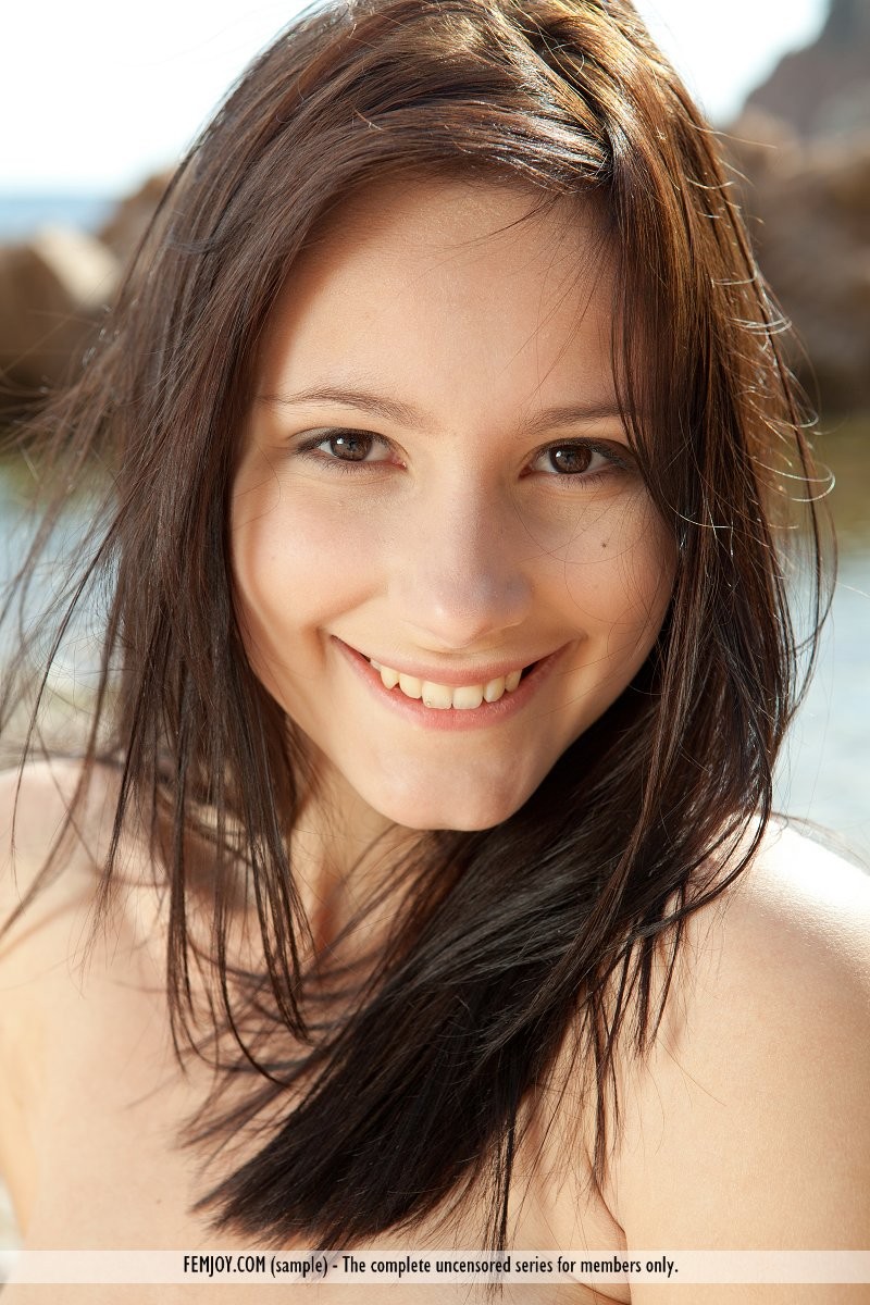 Felice erotico teen poser Rosalin sulla spiaggia
 #72252256