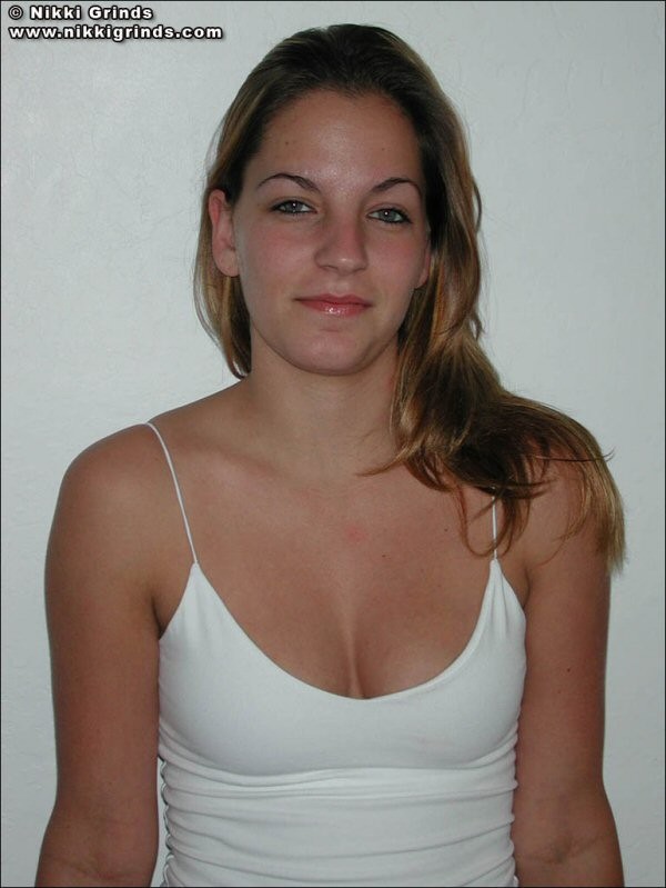 Nikki se quita todo para mostrar su cuerpo caliente
 #67729471