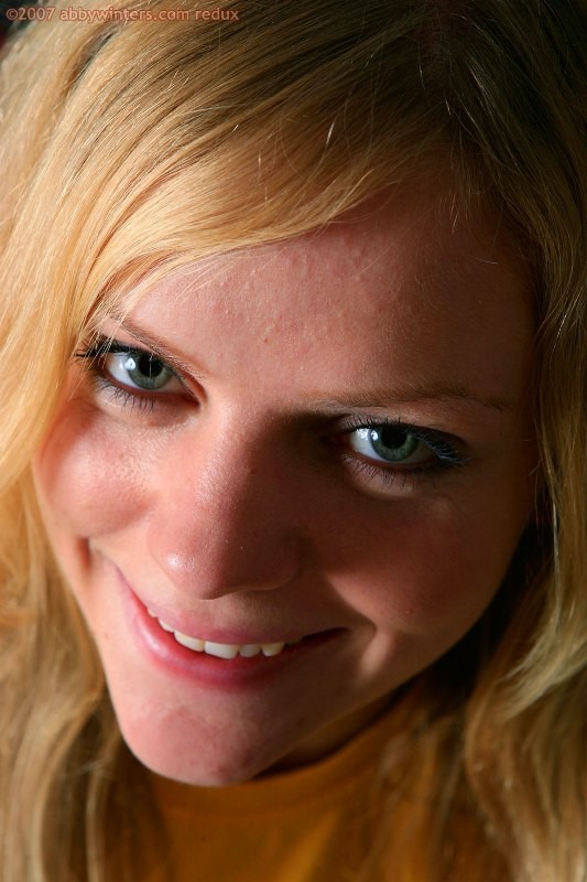 Blondine zieht ihr sexy Höschen aus und zeigt ihre Muschi in Großaufnahme
 #73490723