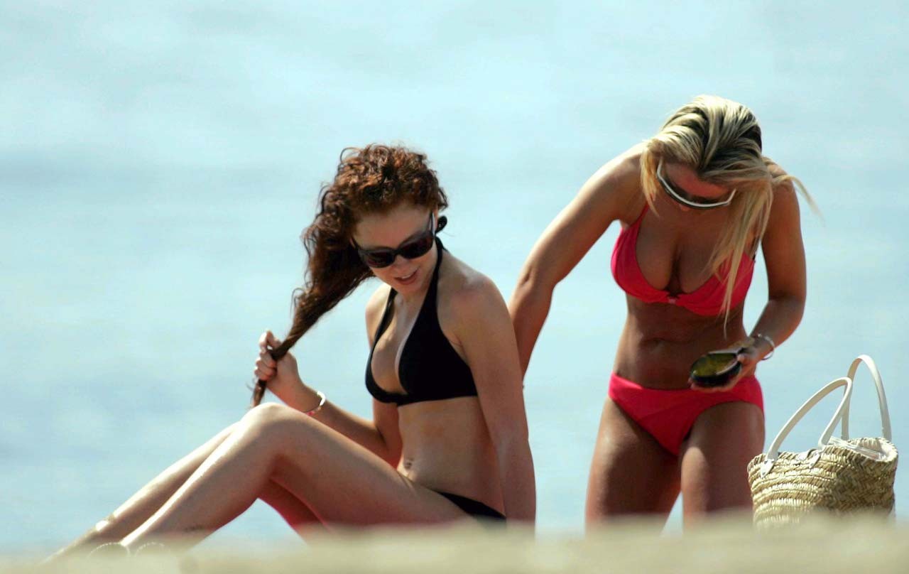 Natasha hamilton exposant ses beaux gros seins sur la plage en photos paparazzi
 #75321562