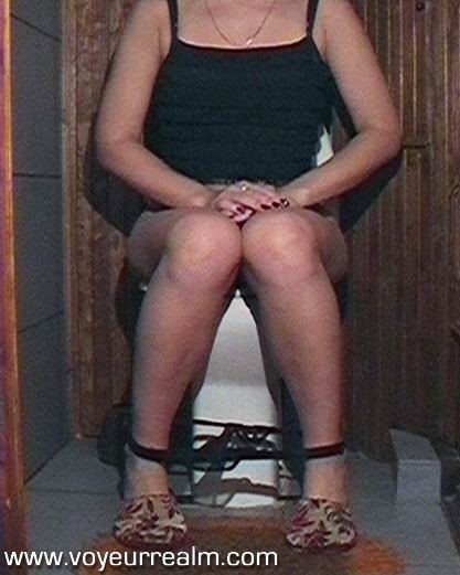 Spion auf pissing babe mit versteckten toilette cam
 #71064724
