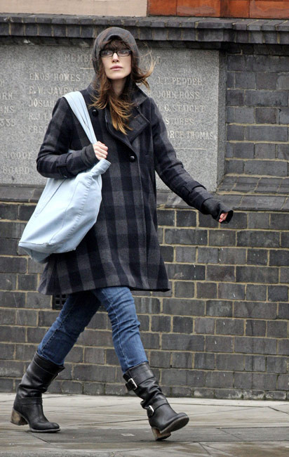 Keira knightley in sexy vedere attraverso la camicia bagnata
 #75380302