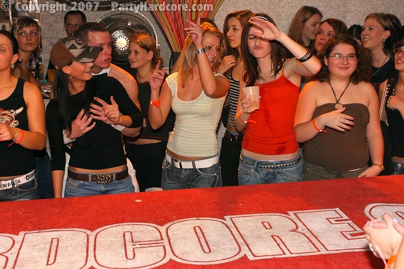 Salopes amateurs baisant des strip-teaseuses professionnelles lors d'une soirée orgie
 #76867145