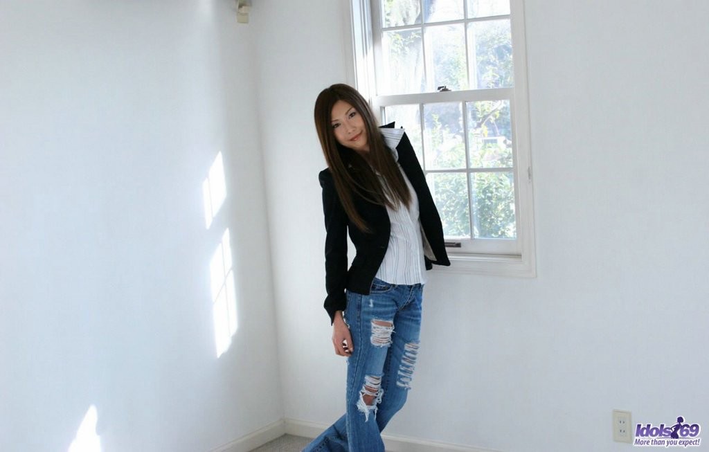 Japanische Dame in engen Jeans zeigt ihren Arsch
 #69931030