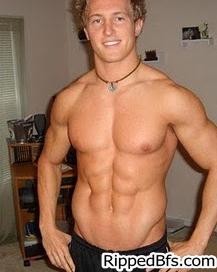 Un tío se pone en topless mostrando sus músculos y sus abdominales
 #76939047