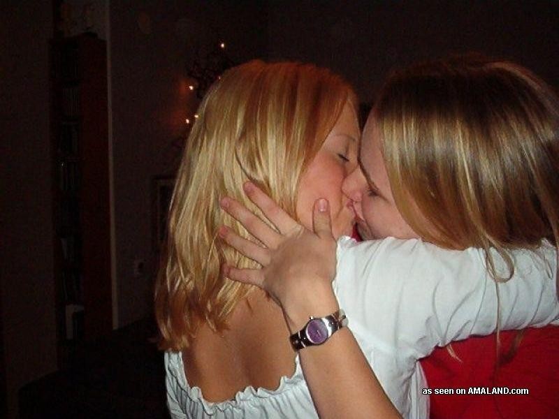 Lesbiche selvagge arrapate che si leccano le labbra foto amatoriali
 #68238888