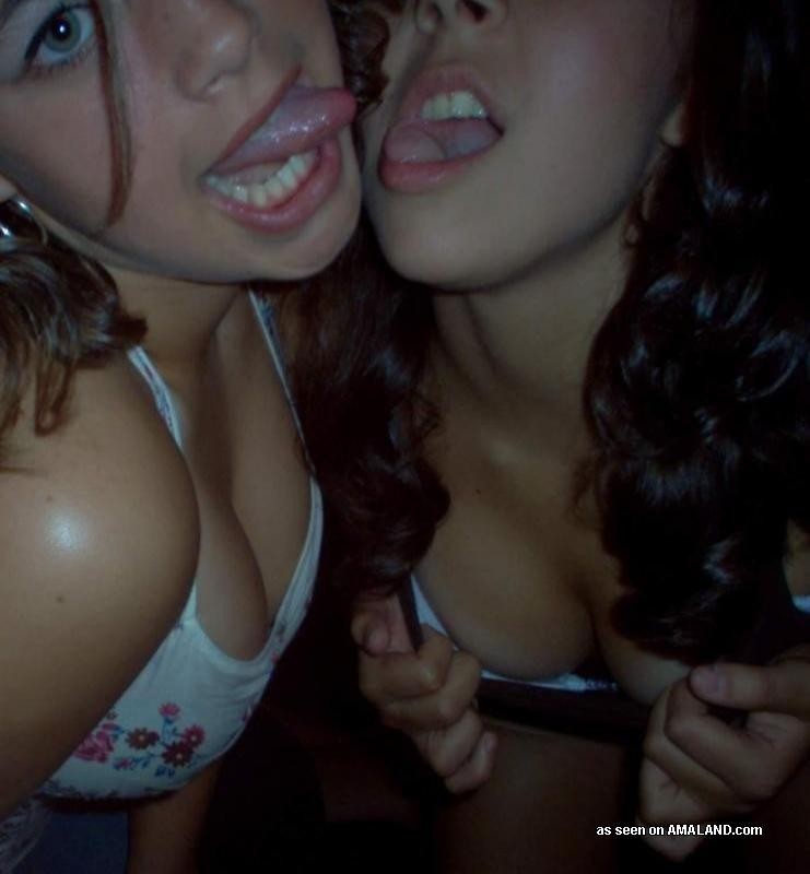 Lesbianas salvajes calientes lamiendo los labios fotos amateur
 #68238897